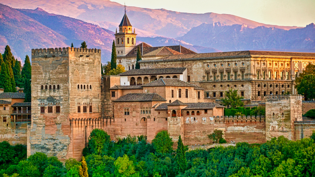 Le palais de l’Alhambra s’élève sur une colline de Grenade.