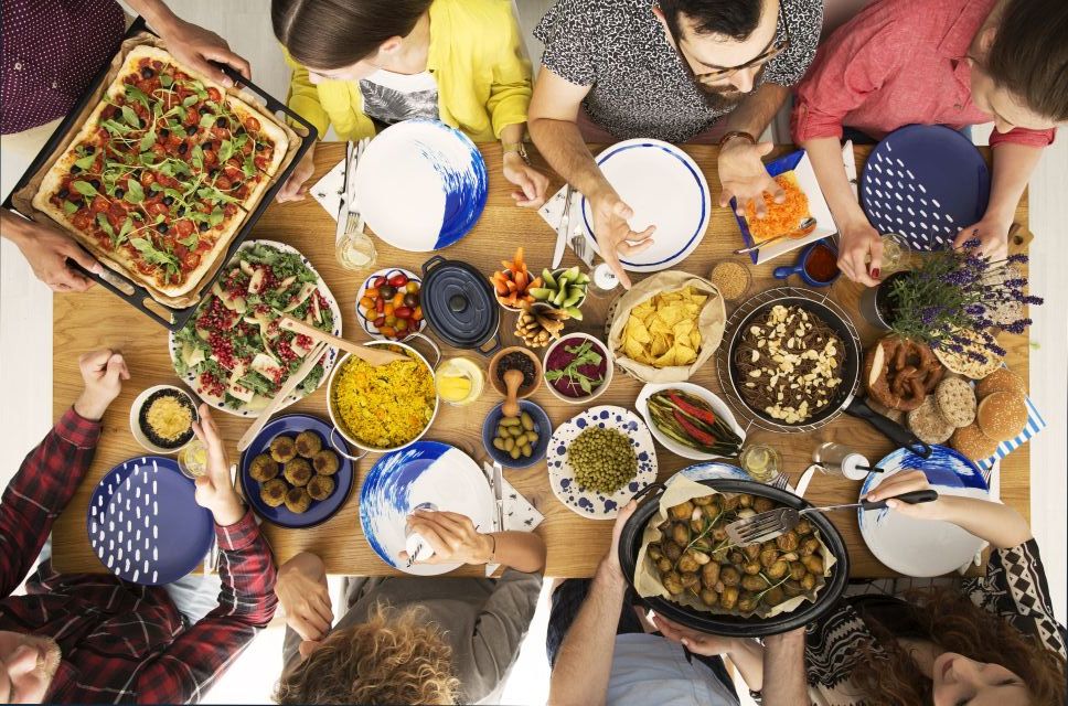 Ce que les repas disent des cultures : tour du monde des traditions à table