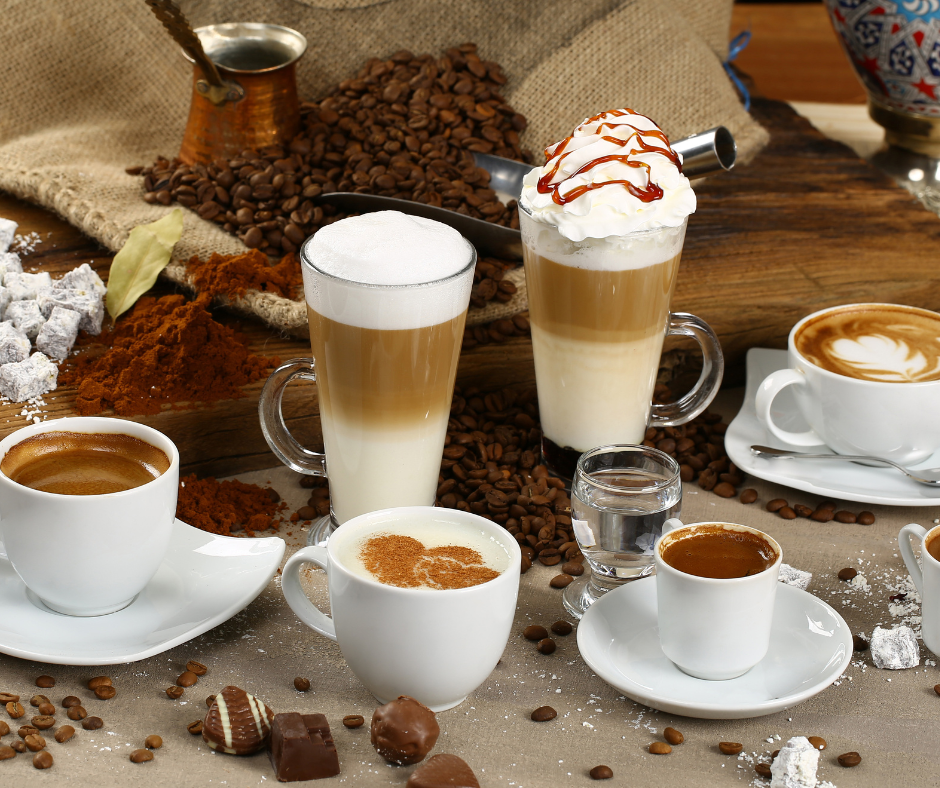 Plusieurs tasses de différents cafés disposés sur une table.