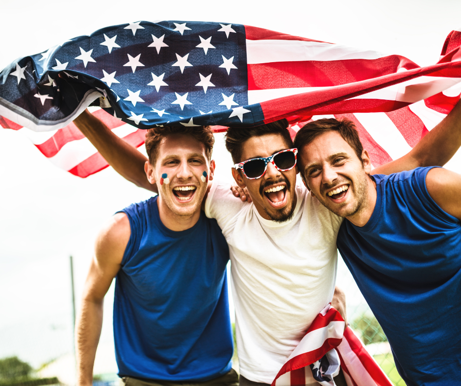 Trois hommes américains brandissant le drapeau du pays et arborant les couleurs symboliques : rouge, blanc et bleu.