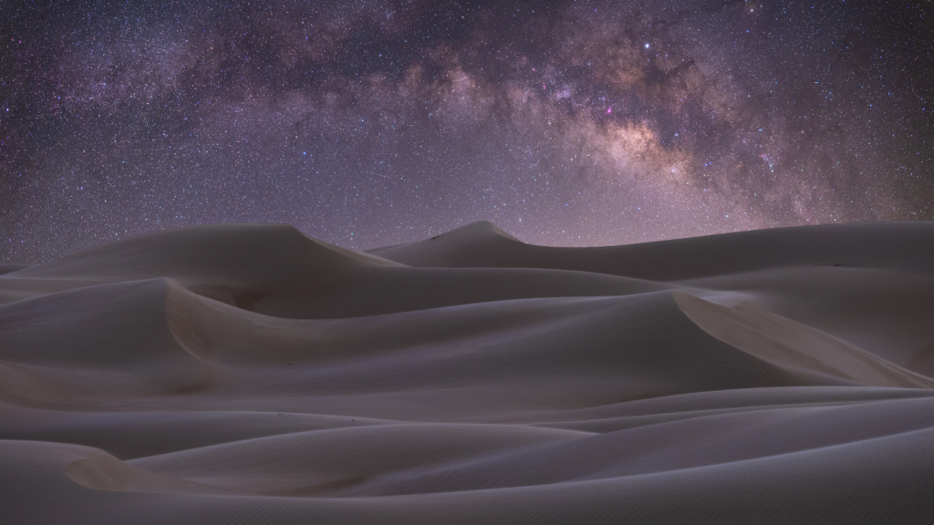 Dunes du désert sous le ciel étoilé d’Arabie.